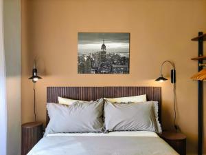 a bedroom with a bed with a picture of a city at al 28 B&B in Portoferraio