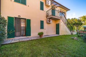 A garden outside Appartamenti Bilo Sofi