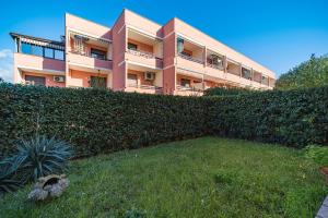 A garden outside Appartamenti Bilo Sofi