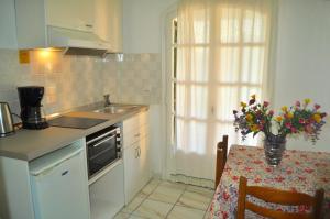 A kitchen or kitchenette at Apartments Maria with Pool - Agios Gordios Beach, Corfu