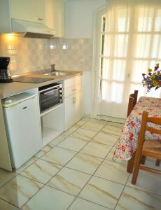 A kitchen or kitchenette at Apartments Maria with Pool - Agios Gordios Beach, Corfu