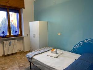 a room with a bed and a blue wall at La Perugina in Gallipoli