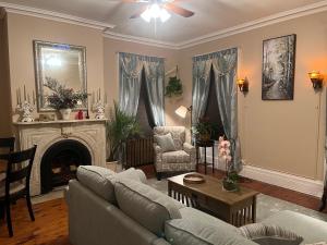Χώρος καθιστικού στο 1 Br Private Victorian Apt in convenient City location on 5 acre, sleeps 4