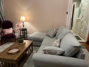 Χώρος καθιστικού στο 1 Br Private Victorian Apt in convenient City location on 5 acre, sleeps 4