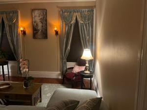 Χώρος καθιστικού στο 1 Br Private Victorian Apt in convenient City location on 5 acre, sleeps 4