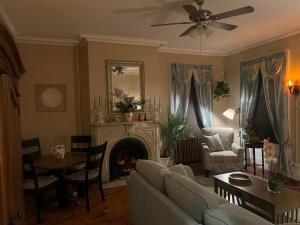 Χώρος καθιστικού στο 1 Br Private Victorian Apt in convenient City location on 5 acre, sleeps 4
