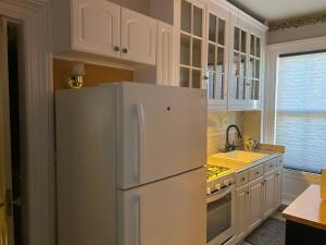 Η κουζίνα ή μικρή κουζίνα στο 1 Br Private Victorian Apt in convenient City location on 5 acre, sleeps 4
