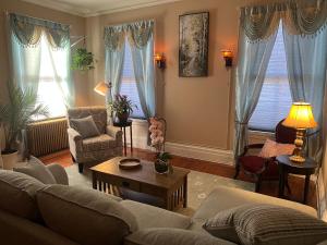 Χώρος καθιστικού στο 1 Br Private Victorian Apt in convenient City location on 5 acre, sleeps 4