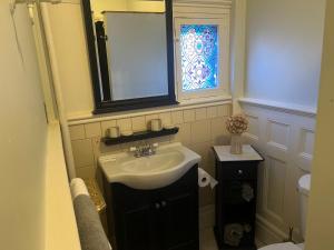 Ένα μπάνιο στο 1 Br Private Victorian Apt in convenient City location on 5 acre, sleeps 4