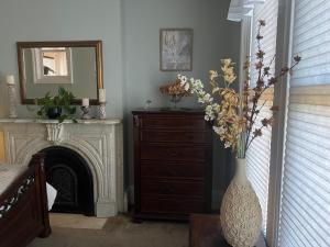 Φωτογραφία από το άλμπουμ του 1 Br Private Victorian Apt in convenient City location on 5 acre, sleeps 4 σε Πουκίπσι