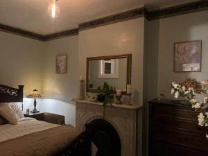 Ένα ή περισσότερα κρεβάτια σε δωμάτιο στο 1 Br Private Victorian Apt in convenient City location on 5 acre, sleeps 4