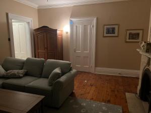 Χώρος καθιστικού στο 1 Br Private Victorian Apt in convenient City location on 5 acre, sleeps 4