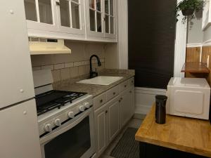 Η κουζίνα ή μικρή κουζίνα στο 1 Br Private Victorian Apt in convenient City location on 5 acre, sleeps 4