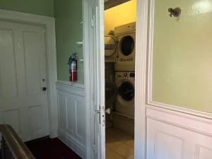 Φωτογραφία από το άλμπουμ του 1 Br Private Victorian Apt in convenient City location on 5 acre, sleeps 4 σε Πουκίπσι