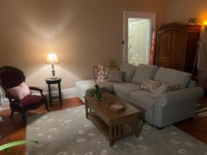 Χώρος καθιστικού στο 1 Br Private Victorian Apt in convenient City location on 5 acre, sleeps 4