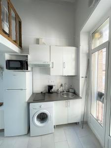 Kuchnia lub aneks kuchenny w obiekcie Acogedor apartamento exterior con balcón en el Barrio de Chueca, Gran Vía con aire acondicionado