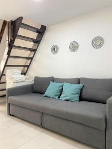 Część wypoczynkowa w obiekcie Acogedor apartamento exterior con balcón en el Barrio de Chueca, Gran Vía con aire acondicionado
