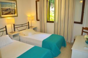 um quarto de hotel com duas camas e uma janela em House Angelos D with sea view and private garden - Agios Gordios Beach em Agios Gordios mais 19 fotografias