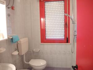 O baie la Flat in residence with swimming pool in Bibione +26 fotografii