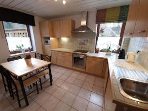 Le refuge de la hoegne في Solwaster: مطبخ مع طاولة ومغسلة