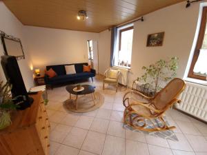 ein Wohnzimmer mit einem Sofa und einem Tisch in der Unterkunft Le refuge de la hoegne in Solwaster