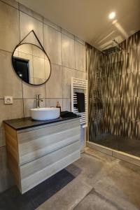 Koupelna v ubytování Suite romantique avec ambiance cocooning