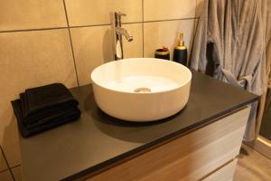 Fotografie z fotogalerie ubytování Suite romantique avec ambiance cocooning v destinaci Saint-Genest-Lerpt