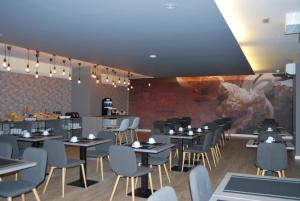 a restaurant with tables and chairs and a bar at Estudiotel Alicante in Alicante