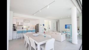 Η κουζίνα ή μικρή κουζίνα στο Protaras Olivine Villa Ol3