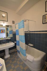 Kúpeľňa v ubytovaní Art Deco 2 Bd Apartment Forville