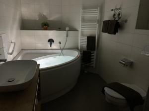 Ein Badezimmer in der Unterkunft H&P Touristik Residenz Grafenmatt GRA-3-2