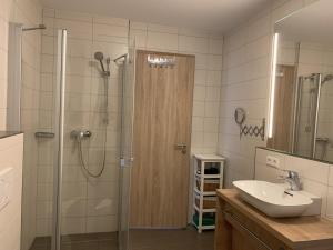 Ein Badezimmer in der Unterkunft H&P Touristik Residenz Grafenmatt GRA-3-2