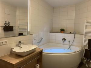 Ein Badezimmer in der Unterkunft H&P Touristik Residenz Grafenmatt GRA-3-2