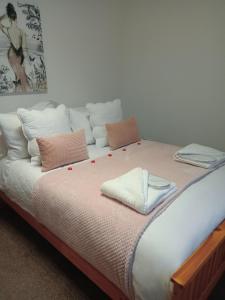 a large bed with pillows on top of it at Wyoming Cottage in York