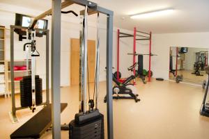 een fitnessruimte met diverse loopbanden en hometrainers bij Fairway Hotel in Sankt Leon-Rot