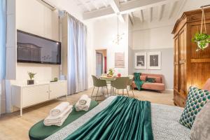 une chambre avec un lit et un salon dans l'établissement Wine Apartments Florence Vernaccia, à Florence