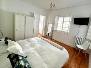 Schlafzimmer mit einem großen weißen Bett in der Unterkunft Casa Vizcaya in Lanestosa