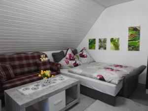 1 dormitorio con cama, sofá y mesa en Haus Schauinsland en Sasbachwalden