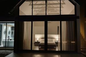 ein Schlafzimmer mit einem Bett und einem großen Fenster in der Unterkunft Lindi Lodge, Mjejane Game Reserve in Hectorspruit