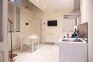 Dapur atau dapur kecil di Apollo Suites