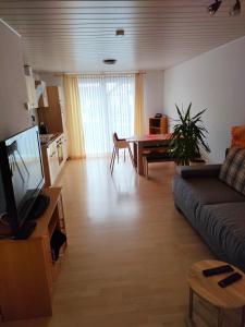 a living room with a couch and a table at Susis Ferienwohnung in Lahnau