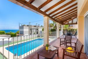 Bazén v ubytování Villa Dorada - PlusHolidays nebo v jeho okolí