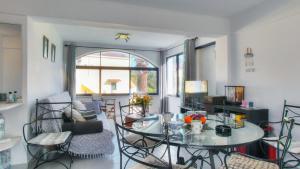 Χώρος καθιστικού στο Blue Bay Apartment