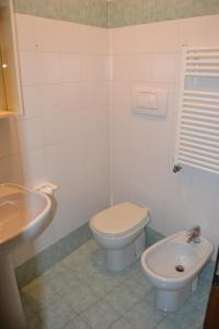 łazienka z toaletą i umywalką w obiekcie Haus and Beach w Brenzone sul Garda
