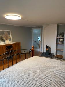 - une chambre avec un lit doté d'un couvre-lit blanc dans l'établissement Holiday house in Huskvarna, à Huskvarna