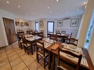 Hotel Zur Linde في سارلويس: غرفة طعام كبيرة مع طاولات وكراسي خشبية