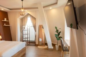 Habitación con cama, escalera y ventana en Dalat Blanc Hotel 2, en Khu Chi Lăng