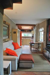 a living room with a white couch and a table at Casetta Camilla in Varese