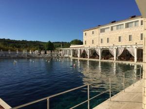 a large body of water next to a building at Zauber im Turm - in einem der schönsten Dörfer in Montemerano