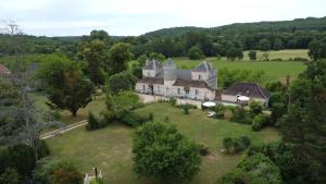 uma vista aérea de uma grande casa num campo em Château La Barge - Dordogne em La Boissière-dʼAns